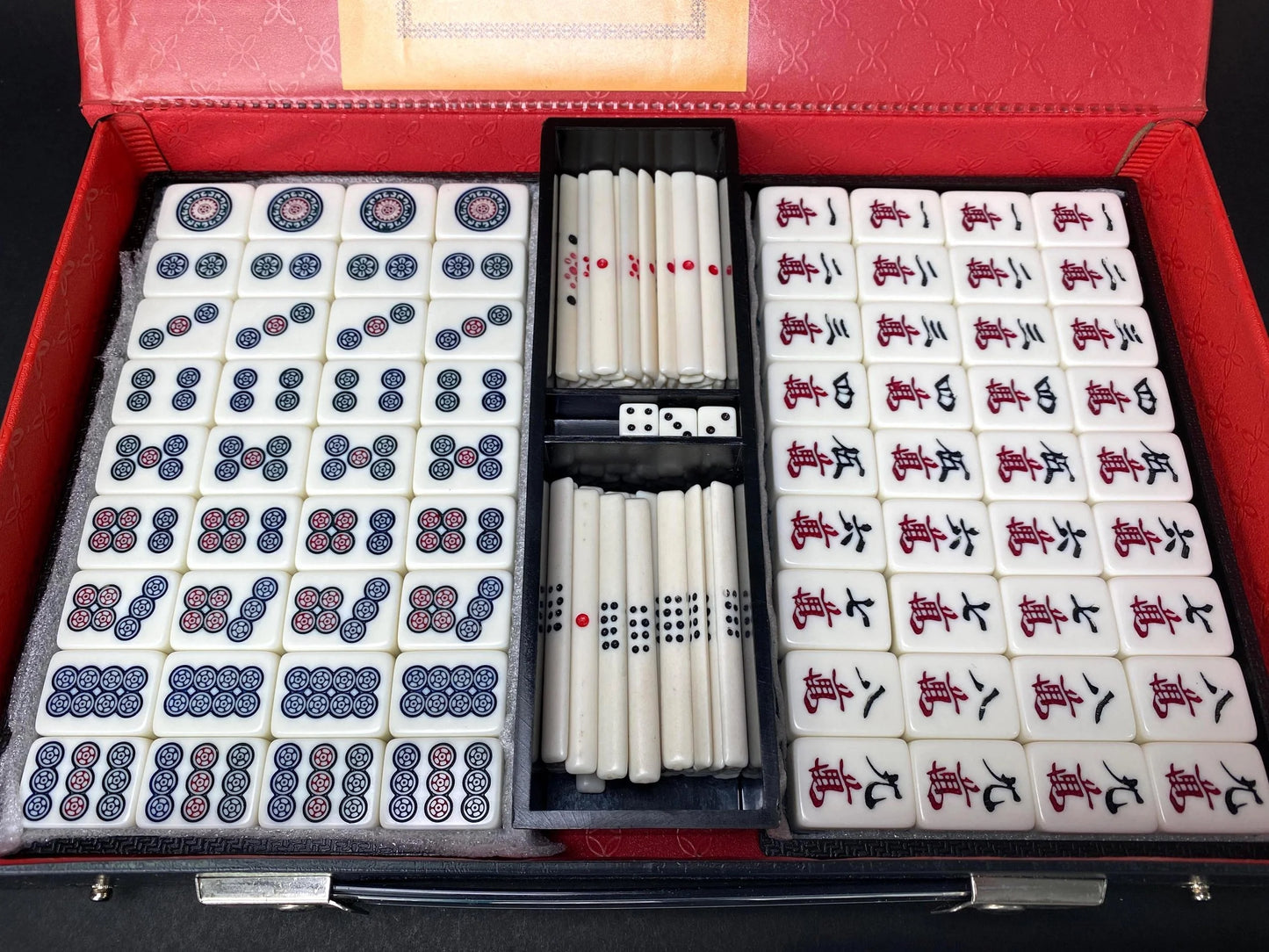 Japanese Riichi Mahjong Set Green Back Tiles, 4 Red Fives Aka Dora, Late Showa Era Retro Riichi Game in Black Flat Case