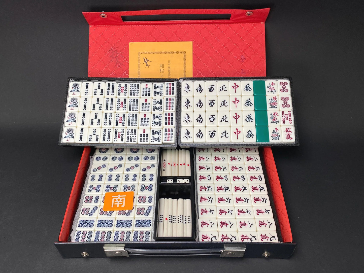 Japanese Riichi Mahjong Set Green Back Tiles, 4 Red Fives Aka Dora, Late Showa Era Retro Riichi Game in Black Flat Case