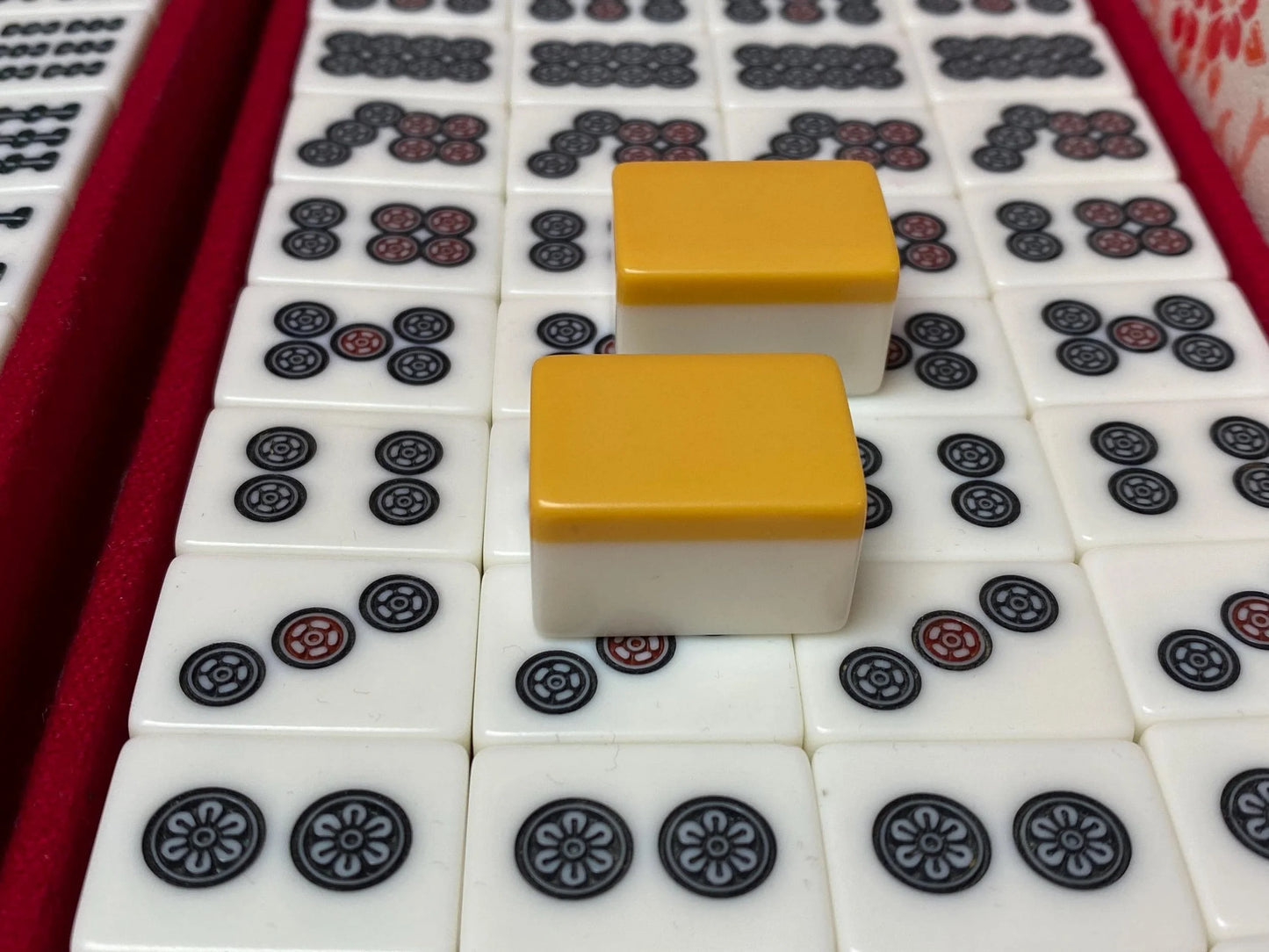 RARE Riichi Mahjong, Japanese MVC Mah Jong Set, 4 Red Fives Aka Dora, White portable Big Unique Case, Tile dealing game