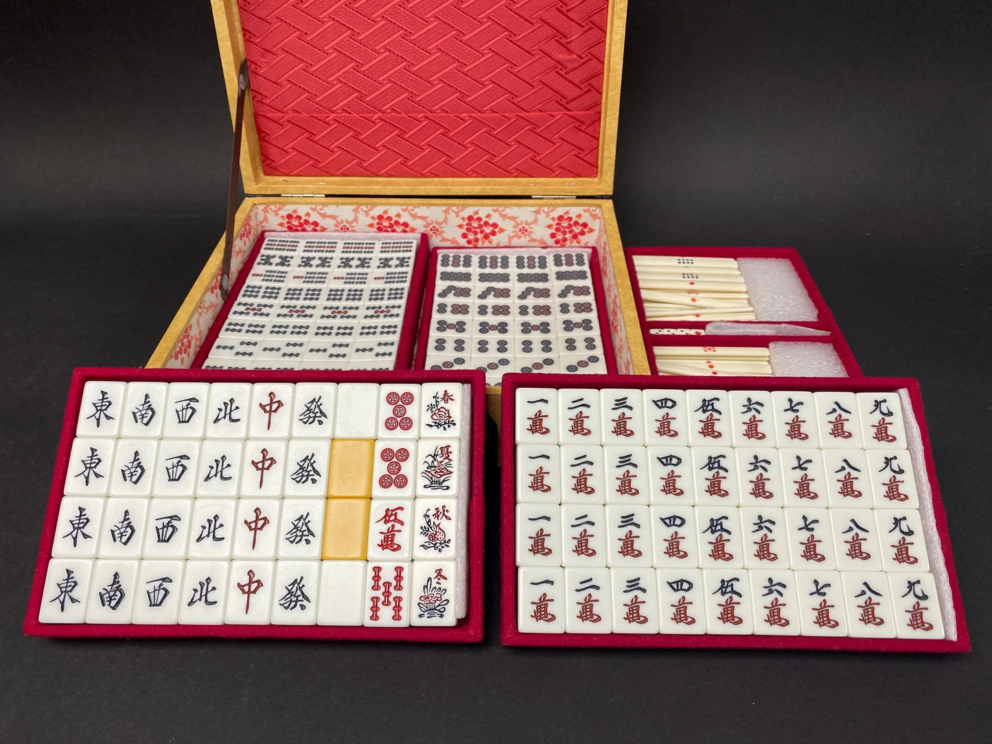 RARE Riichi Mahjong, Japanese MVC Mah Jong Set, 4 Red Fives Aka Dora, White portable Big Unique Case, Tile dealing game