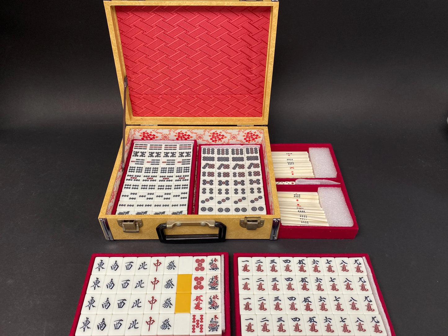 RARE Riichi Mahjong, Japanese MVC Mah Jong Set, 4 Red Fives Aka Dora, White portable Big Unique Case, Tile dealing game