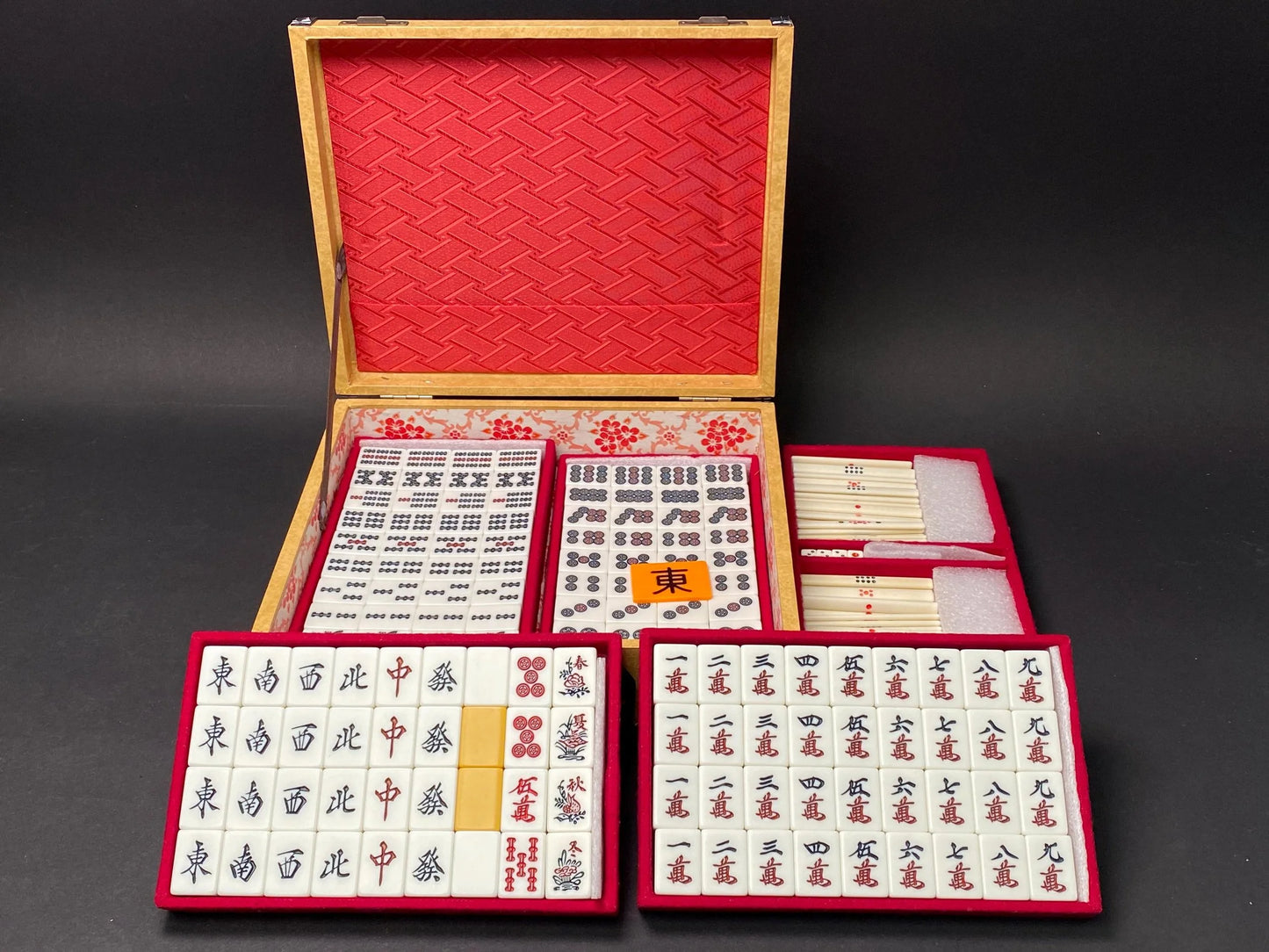 RARE Riichi Mahjong, Japanese MVC Mah Jong Set, 4 Red Fives Aka Dora, White portable Big Unique Case, Tile dealing game