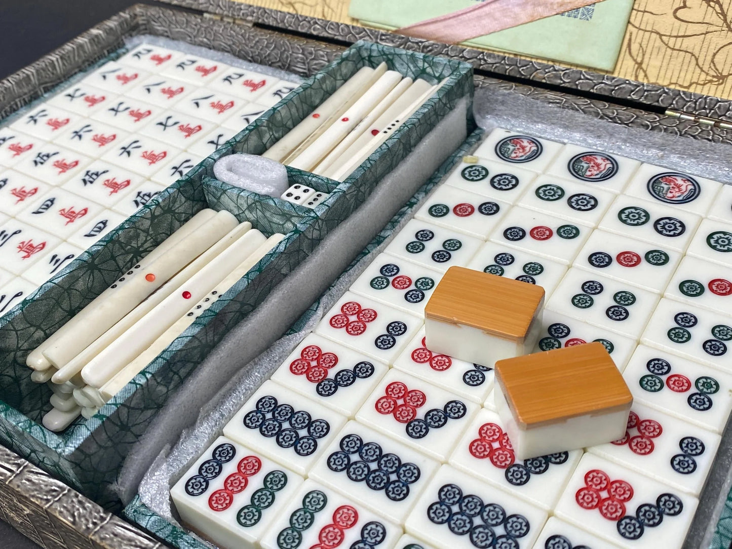 Vintage Japan Mah Jong Bamboo Back Tile Set with faux leather pattern Case, Showa Retro Japanese dealing game, Riichi mahjong tile set